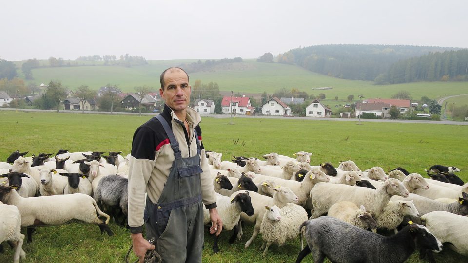 Chovatel Jan Látal se svým stádem ovcí