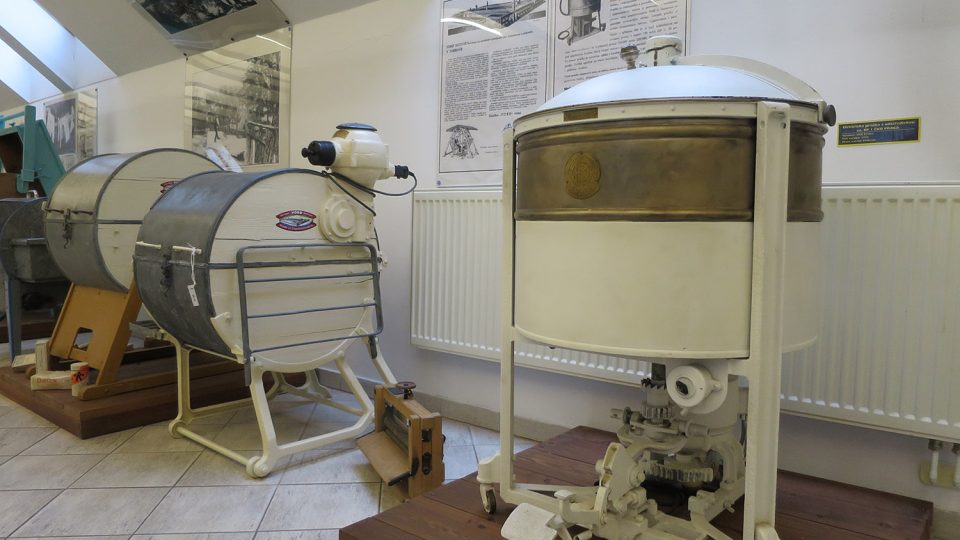 Elektrická pračka s odstředivkou značky ČKD Praga z roku 1932