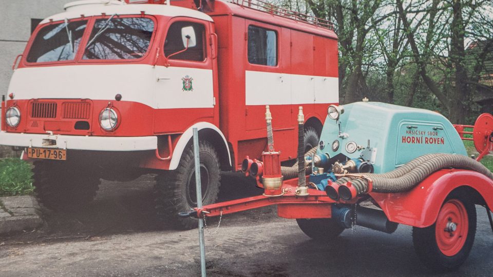 Historická technika v hasičském muzeu, v popředStratílkova stříkačka z roku 1937 a historická Tatra 805 z roku 1957