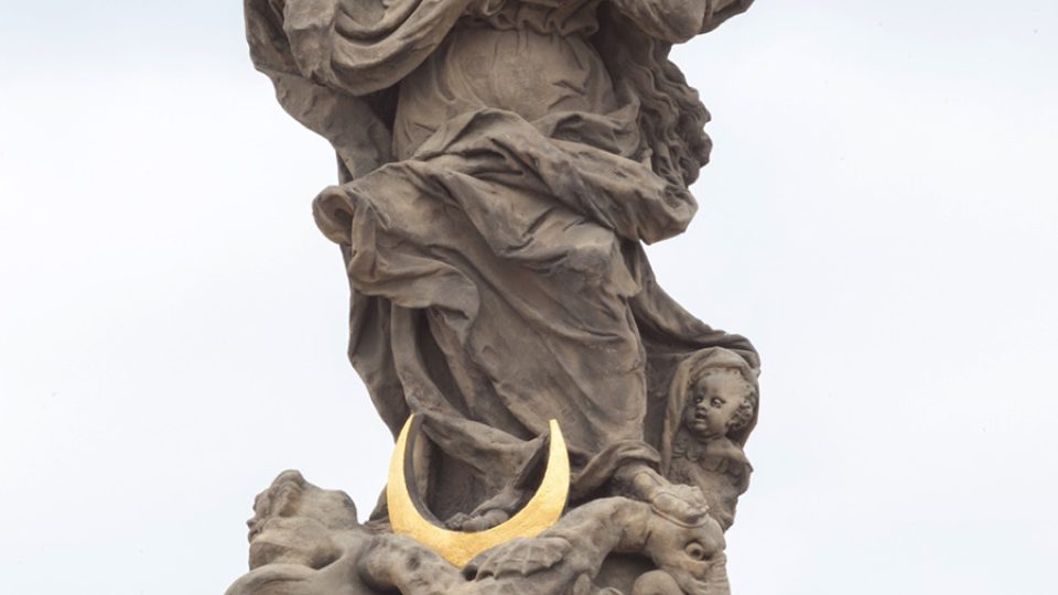 Socha Panny Marie na vrcholu morového sloupu je už zrestaurovaná