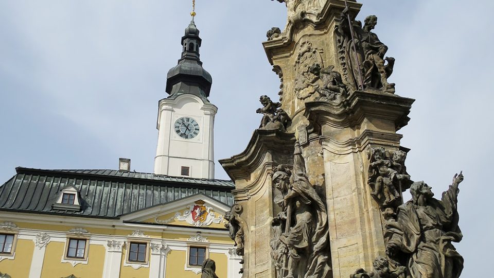 Dominantou poličského náměstí je mariánský sloup a historická radnice