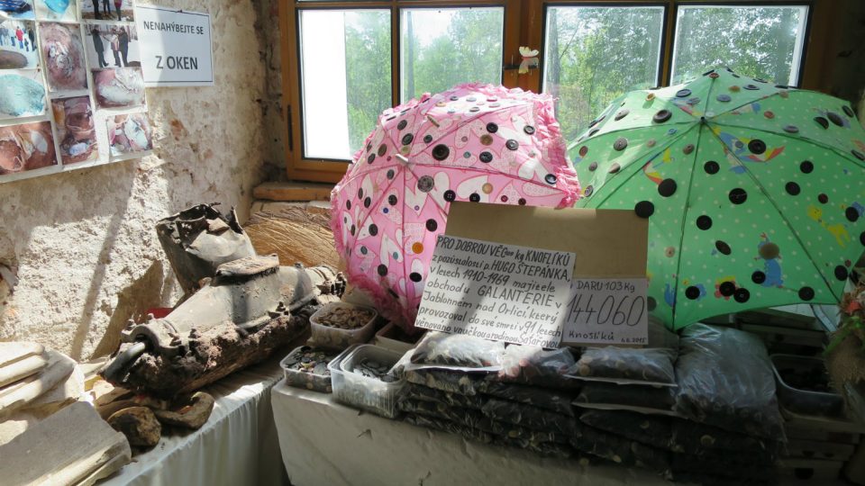 V expozici jsou také knoflíky z pozůstalosti Huga Štěpánka, obchodníka s galanterií v Jablonném nad Orlicí
