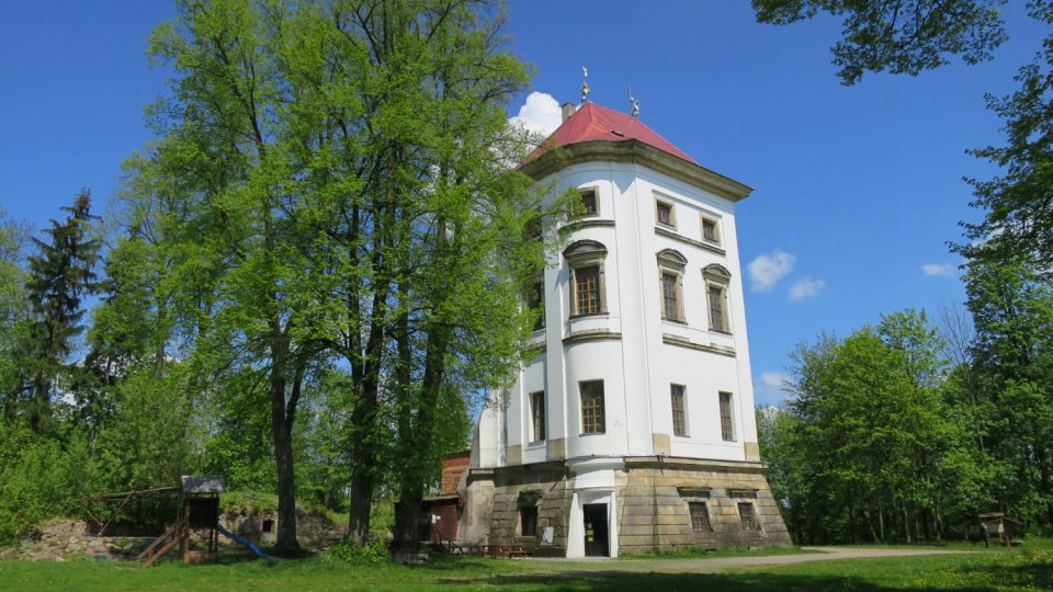 Nový zámek u Lanškrouna, z původní honosné budovy zbyla jen nárožní část