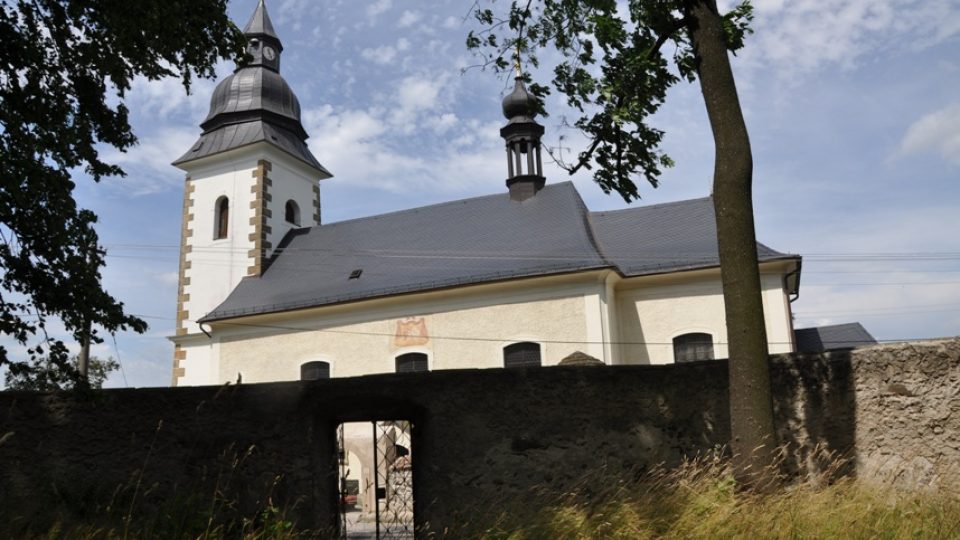 Kostel byl postaven původně bez věže, pro zvony postavili dřevěnou zvonici