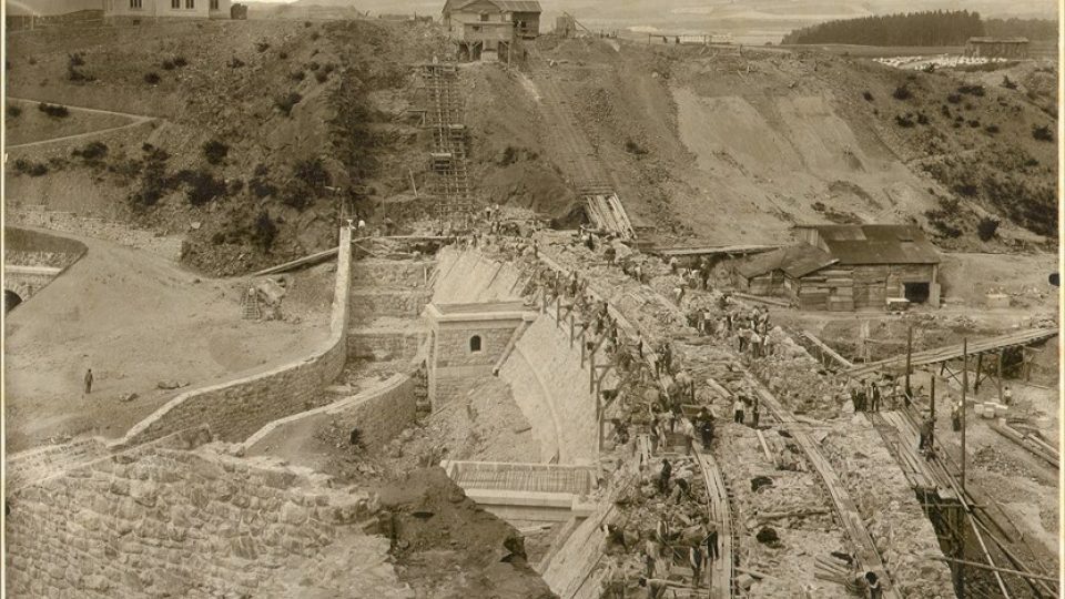 Stavba hráze probíhala mezi roky 1910 až 1913