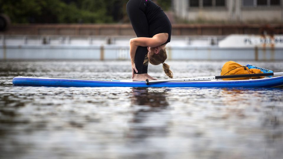 Veronika Haklová cvičí paddle board jógu