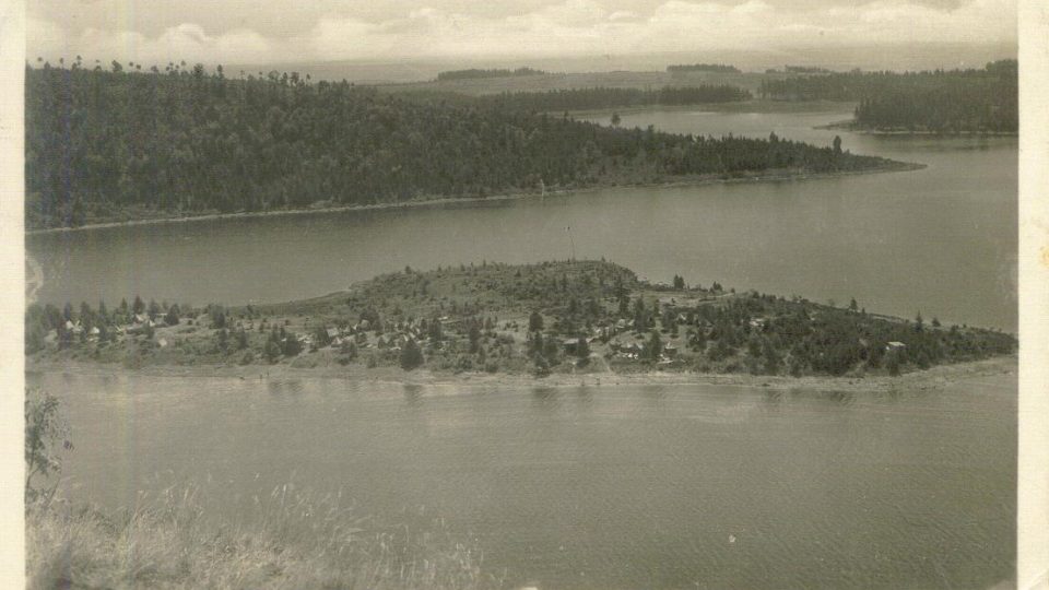 Sečská přehrada se skauty na ostrově v roce 1945