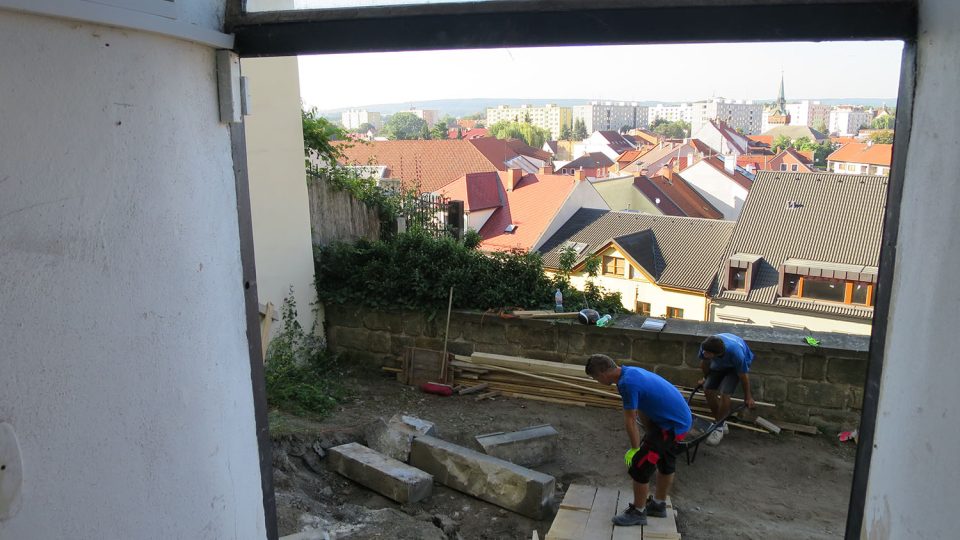 Archeologové pracují na terasách Mydlářovského domu v Břetislavově ulici