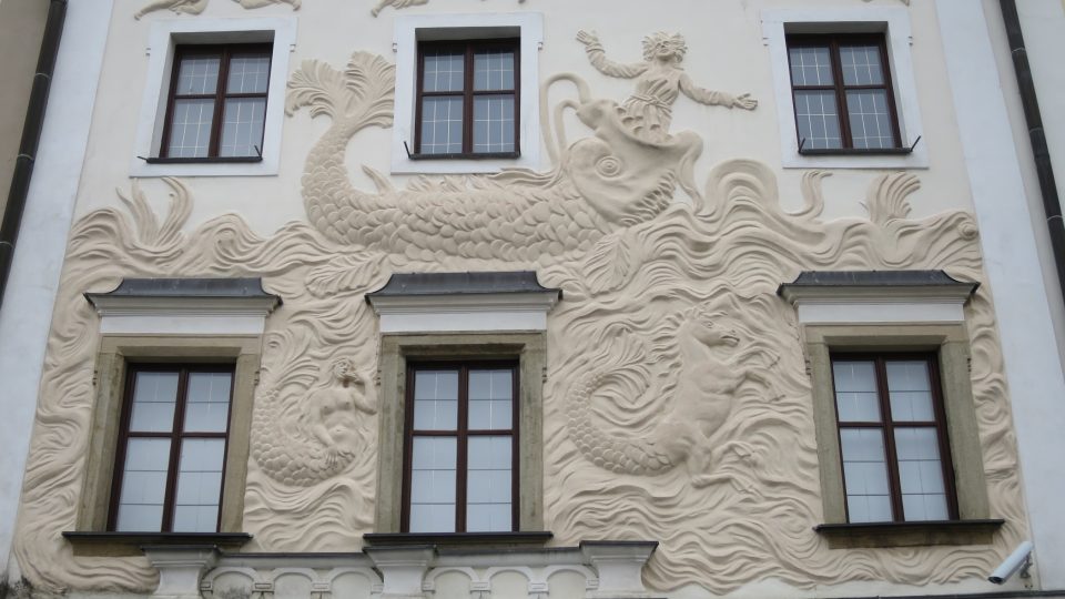 Štuková výzdoba Domu U Jonáše pokrývá většinu fasády