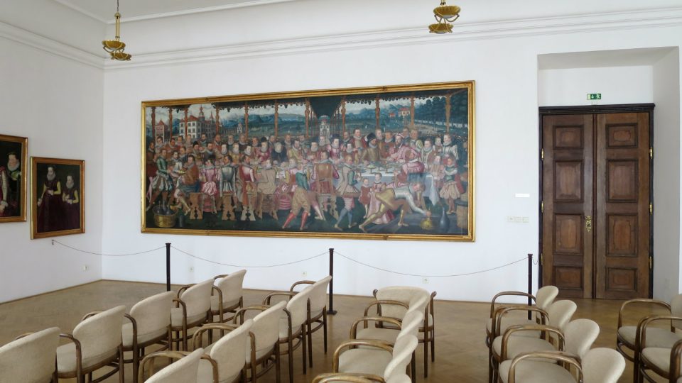 Obraz Zahradní hostina Hohenemsů je vystavený ve společenském sále poličské radnice