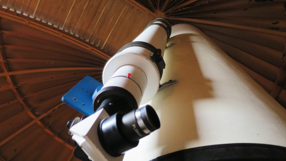 Dalekohled typu Cassegrain se zrcadlem o průměru 45 cm je jedním z největších dalekohledů v Česku, určených k veřejnému pozorování hvězdné oblohy