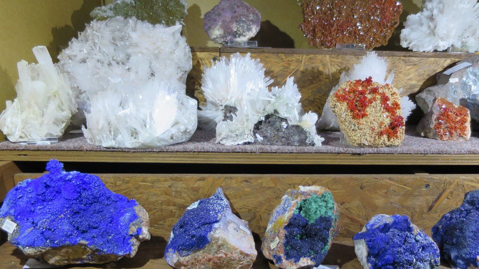Minerály v jejich přirozené podobě, v popředí modré azurity