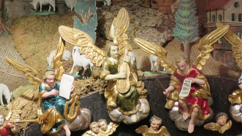 Detail andělský chóru Svitavského betléma, který je jinak velmi početný