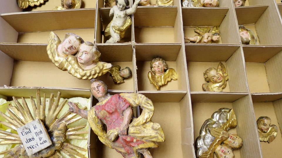 Do muzea doputovaly opravení andílci, restaurátoři budou na figurkách Svitavského betlému pracovat ještě několik let