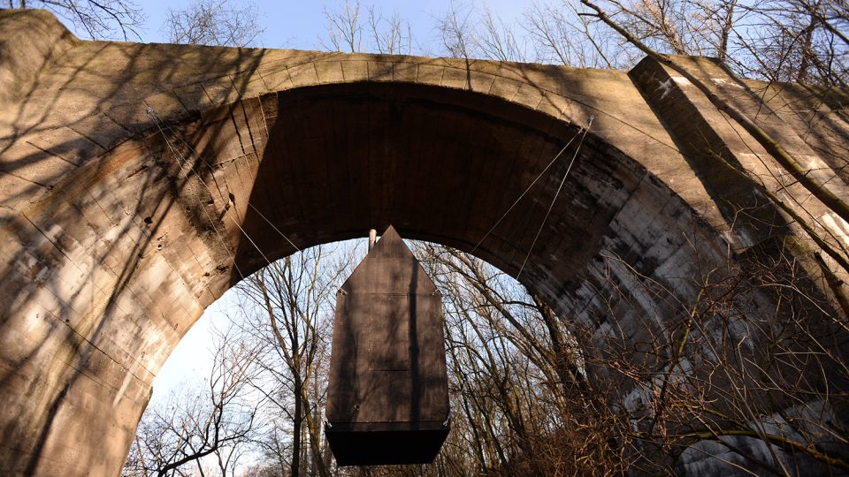 Létající černý dům se vznáší pod mostem v Pardubicích