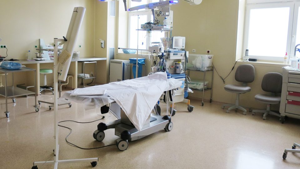 Operační sál určený ženám,  které musí podstoupit císařský řez