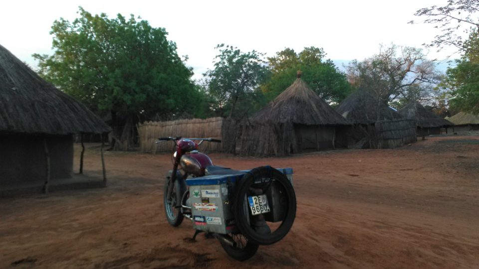 Motorka Vojtěcha Hlásného ve vesnici Mukuni, nedaleko Viktoriiných vodopádů v Zambii