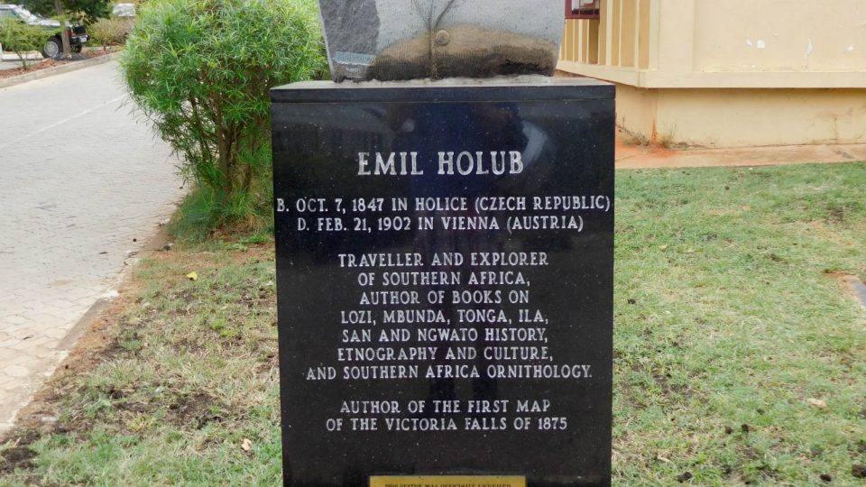 Pomník Dr. Emila Holuba před muzeem ve městě Livingstone, nedaleko Viktoriiných vodopádů v Zambii
