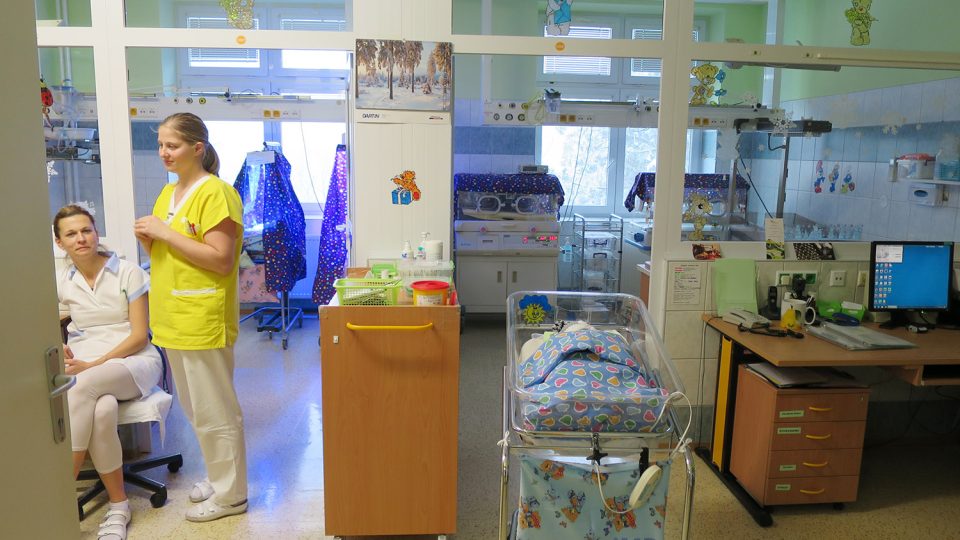 Tady lékaři pečují o miminka po jejich porodu