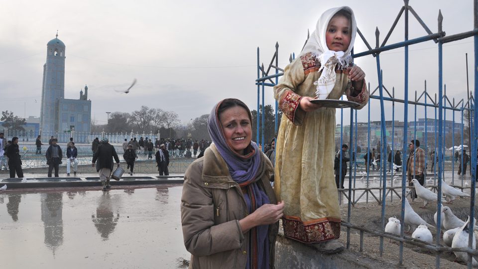 Šárka Kuchtová s dcerou Violou u Modré mešity v metropoli afghánského severu Mazíre Šarífu