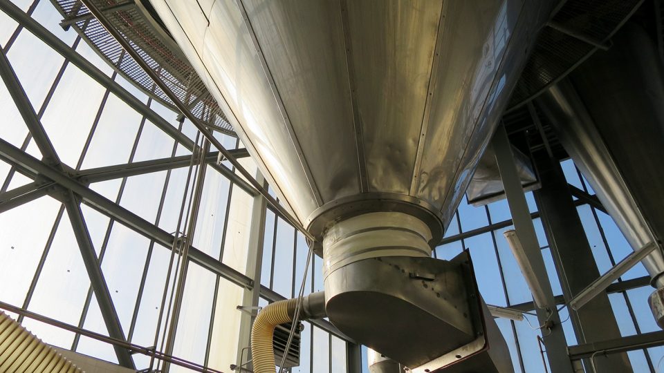 Obrovská násypka je součástí zařízení sušící věže, kde se vyrábí sušené mléko