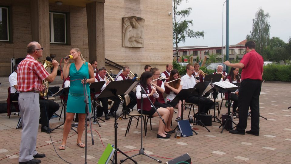 Promenádní koncert dechového orchestru v Holicích v létě 2016
