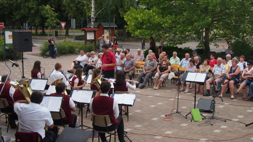 Promenádní koncert v Holicích v létě 2016