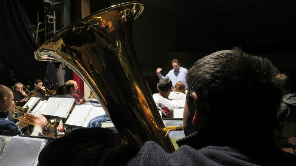 Členové orchestru na zkoušce v Kulturním domě v Holicích v únoru  2017