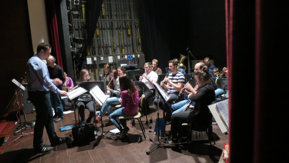 Zkouška dechového orchestru v Kulturním domě v Holicích v únoru 2017