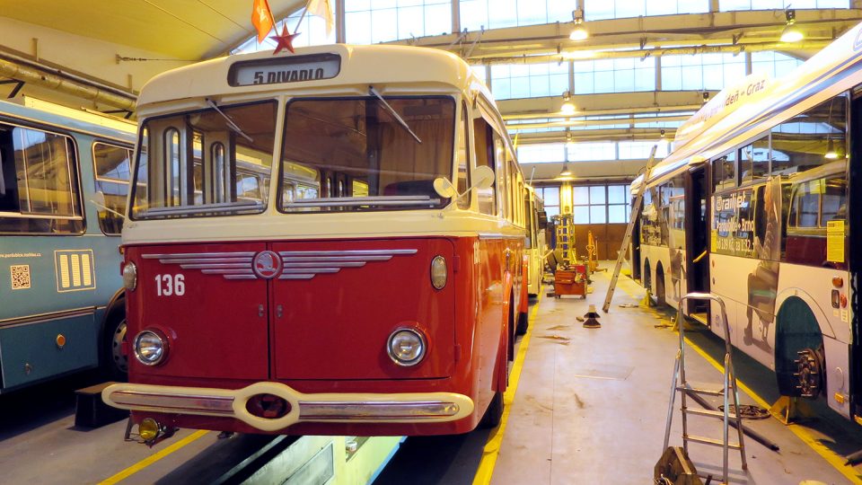 Trolejbus Škoda Tr 8 v technici připravovali na jízdu 19 let