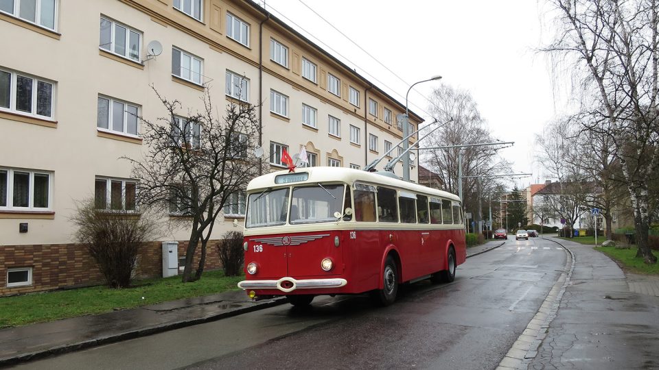 Trolejbus Škoda Tr 8 při zkušební jízdě Pardubicemi
