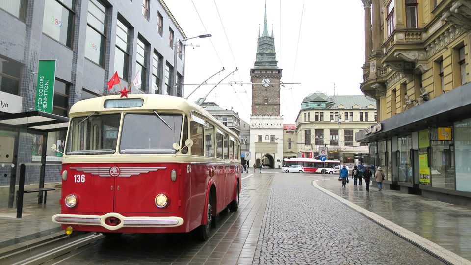 Trolejbus Škoda Tr 8 při zkušební jízdě Pardubicemi