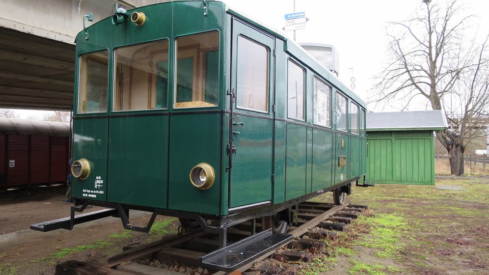Nejstsarší motorový železniční vůz byl vyrobený v roce 1928, jezdil po kolejích poblíž středočeských Peček