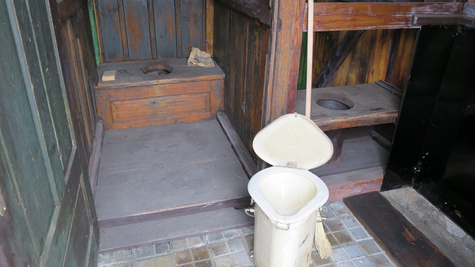 Ve venkovní expozici železničního muzea uvidíte i historické veřejné záchodky, v popředí přenosná toaleta pro obsluhu železnice