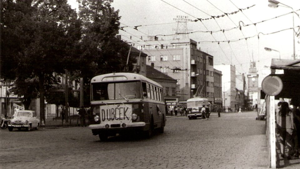 Transparenty na trolejbusech v srpnu 1968 při vstupu okupačních vojsk 