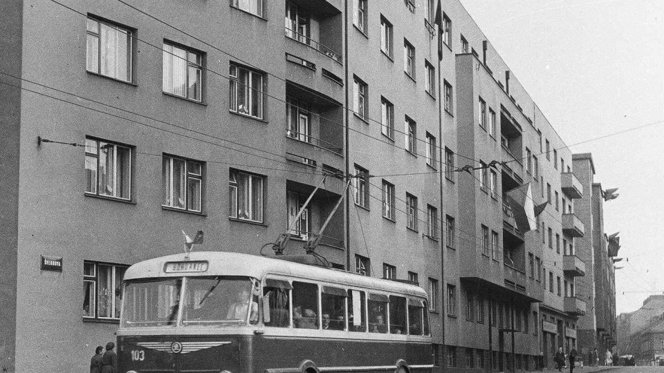 Trolejbus Škoda 7Tr před rokem 1960 opouští dnešní Sladkovského ulici a míří do Bohdanče