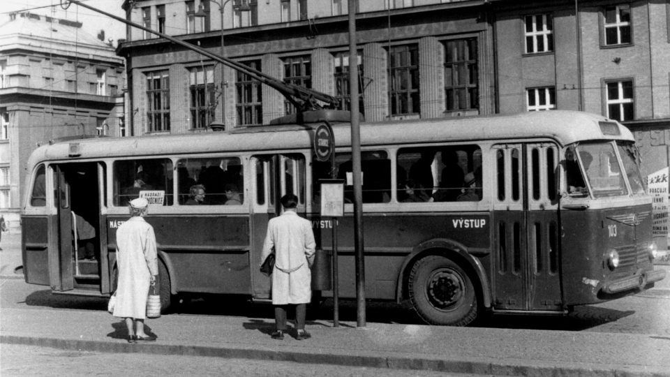 Trolejbus Škoda Tr7 na zastávce u divadla na lince číslo 1 z Jesničánek k nemocnici před rokem 1958