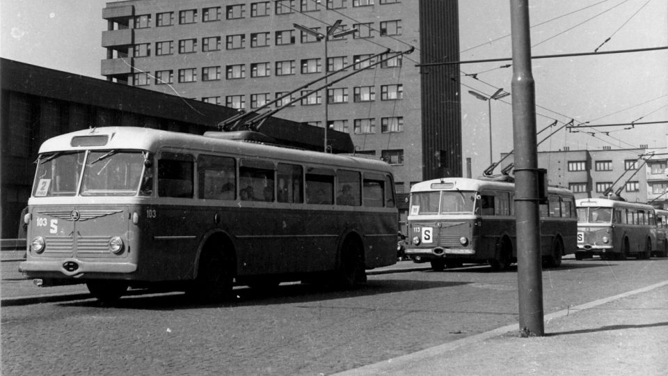 Trolejbusy u pardubického nádraží v první polovině 60. let 20. století