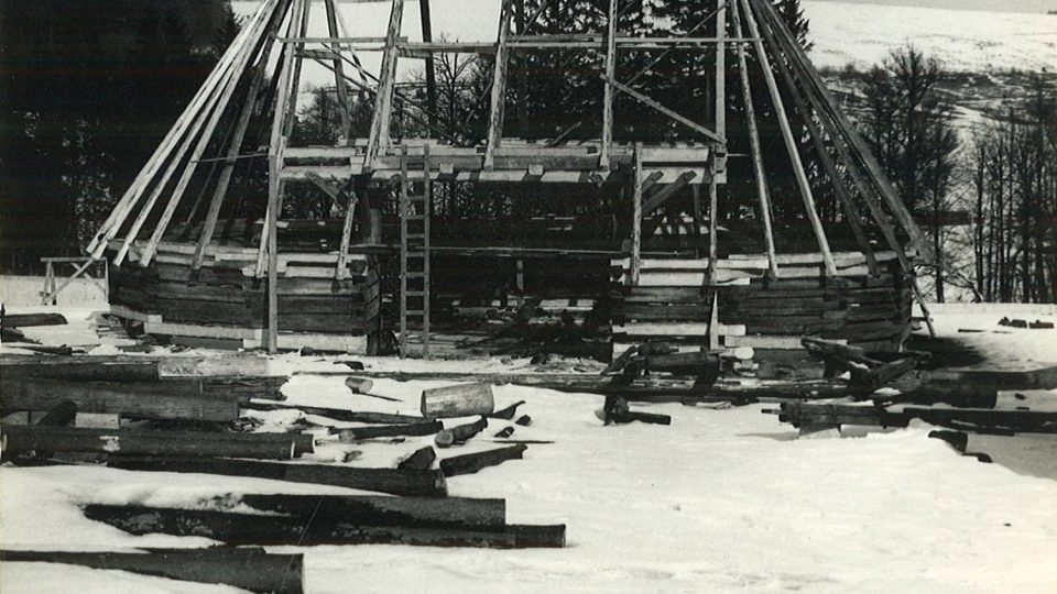Rekonstrukce polygonální stodoly přenesené ze Sádku u Poličky