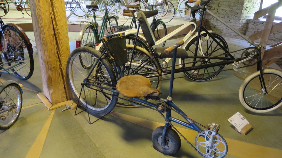 Mezi zajímavé prototypy kola patří lehokolo výrobce Františka Teznera z Chrudimi z roku 1935