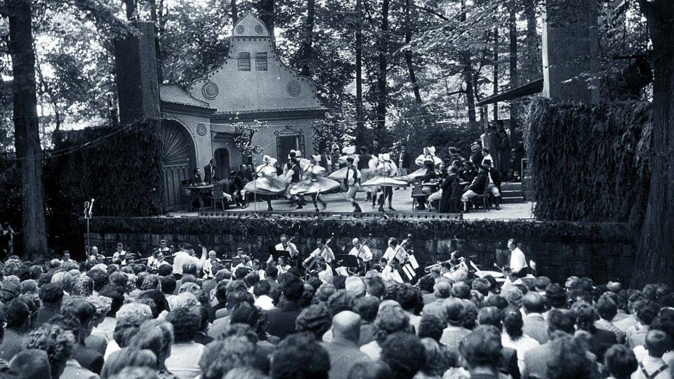 Inscenace Prodané nevěsty v provedení pražského Národního divadla v zámeckém amfiteátru v roce 1955