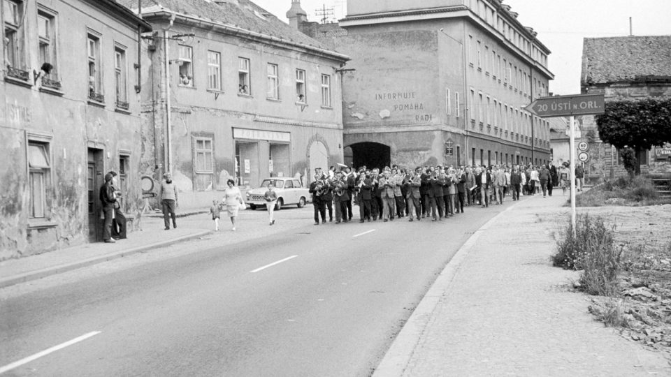Litomyšlané doprovázejí členy pražského Národního divadla k nádraží, rok 1974