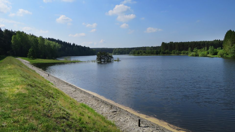 Zákaz vstupu i letní rekreace u přehrady platí od roku 1970