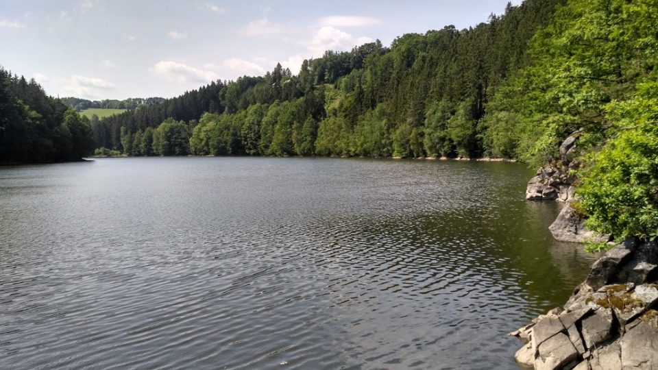 Křižanovická přehrada je oblíbeným cílem výletů, koupat se v ní ale nesmí