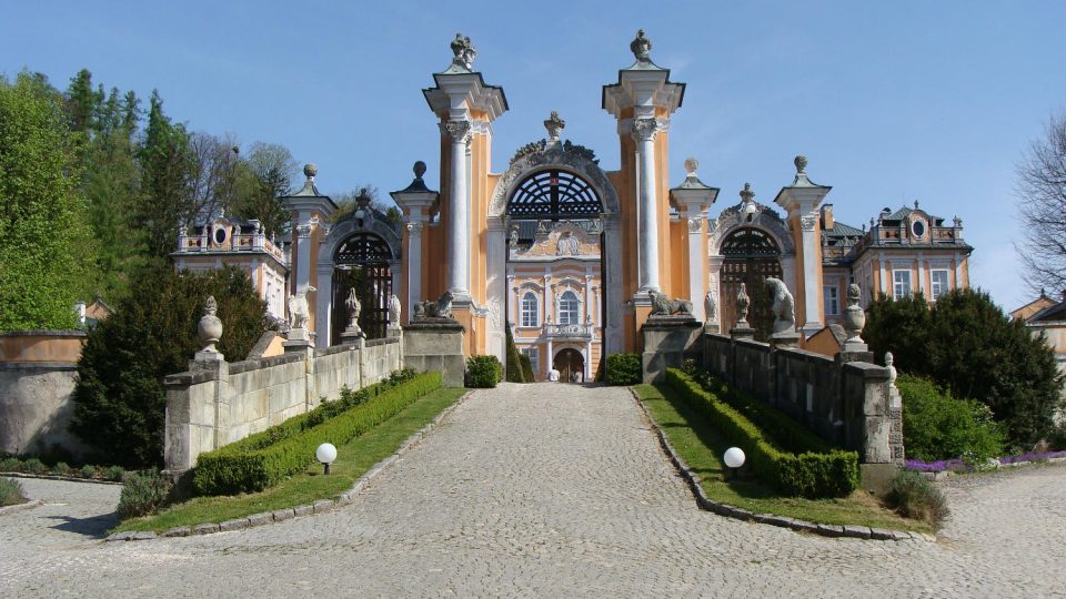 Brána rokokového zámku v Nových Hradech