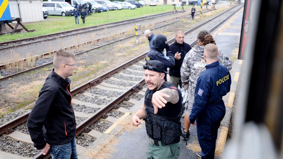 Instruktoři Krav Maga dávají cvičícím policistům povely a po skupinkách je pouští do vlaku