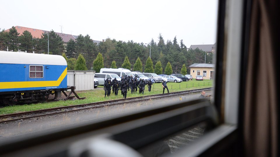 Policejní jednotka se blíží k vlaku, který je obsazen ozbrojenými útočníky