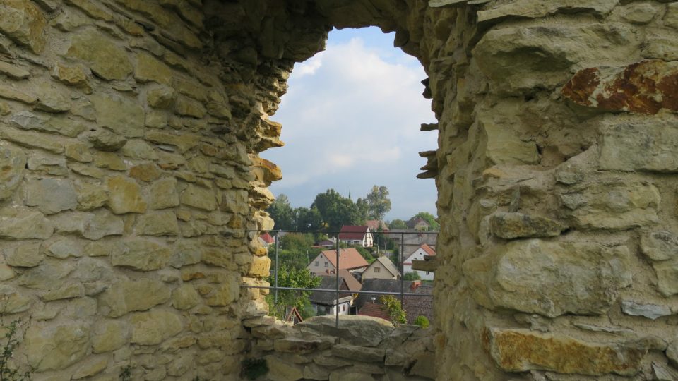 Pohled ze zříceniny hradu Lanšperk na stejnojmennou obci