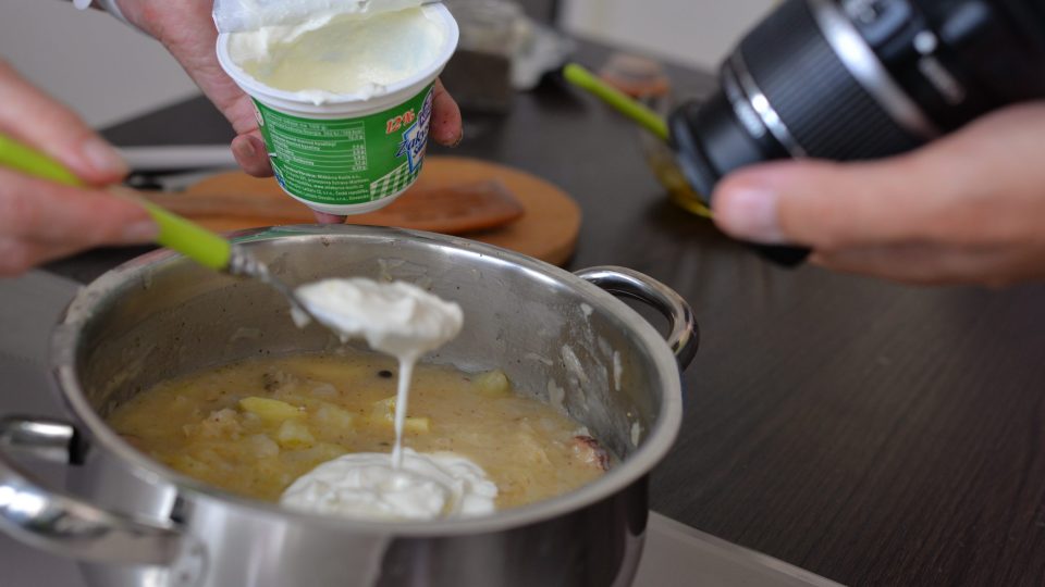 Polévku nakonec zjemníme lžíci olivového oleje, přimícháním studeného bůvolího másla a přidáním 3 lžic zakysané smetany