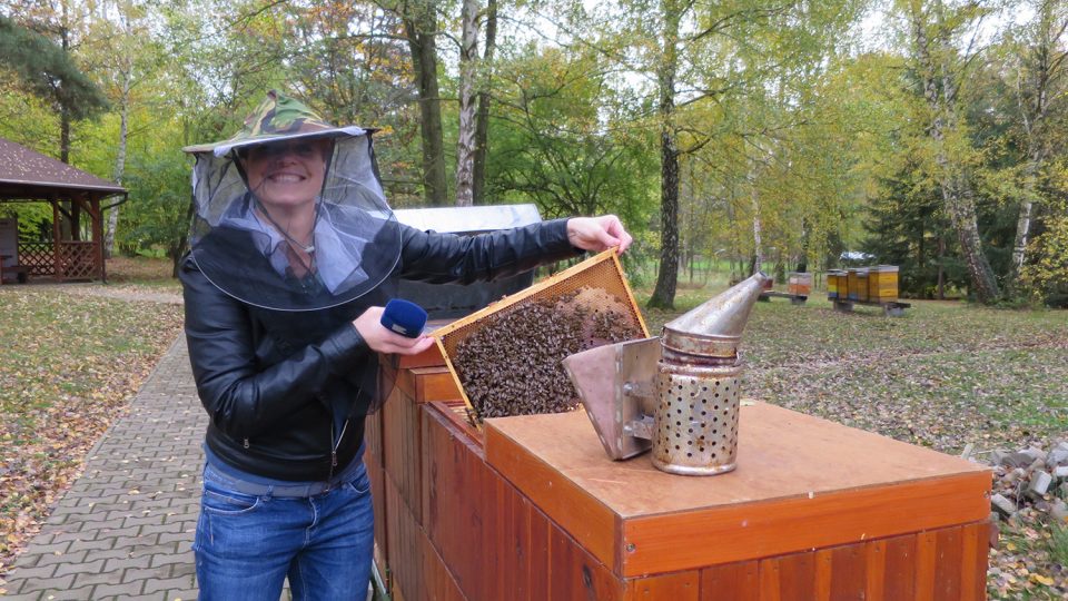 Redaktorka Tereza Brázdová si při natáčení některé včelařské činnosti vyzkoušela